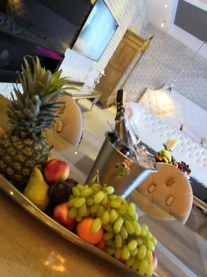 Hotel Ramka & Restaurant & Wine Bar Poznań Buitenkant foto